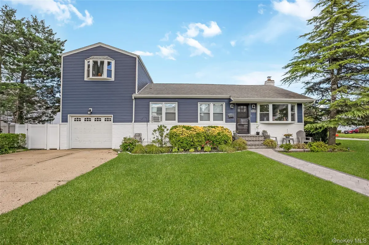 108 Woods AVE, Malverne, NY 11565