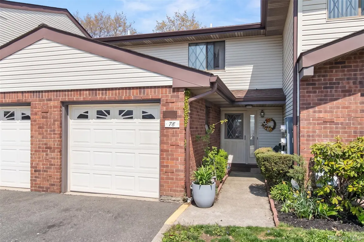 78 Cambridge DR, Copiague, NY 11726