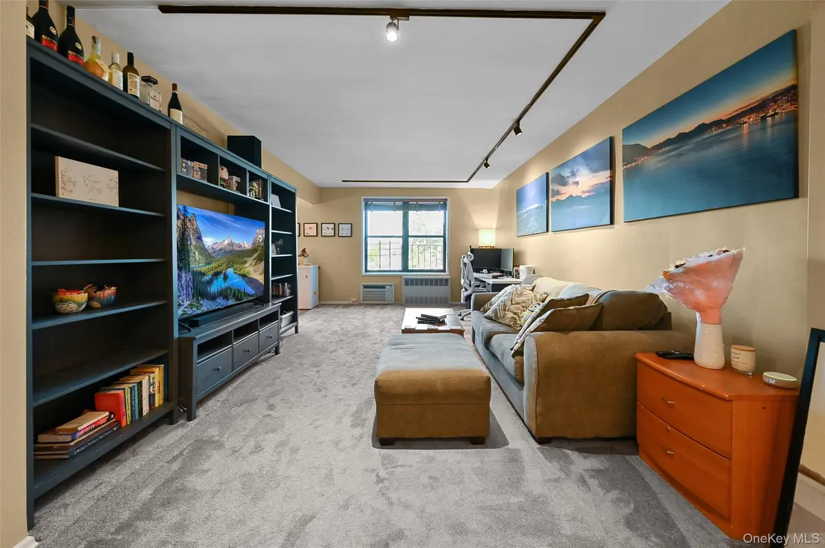 80-35 Springfield Blvd #4F, Oakland Gardens, NY 11364