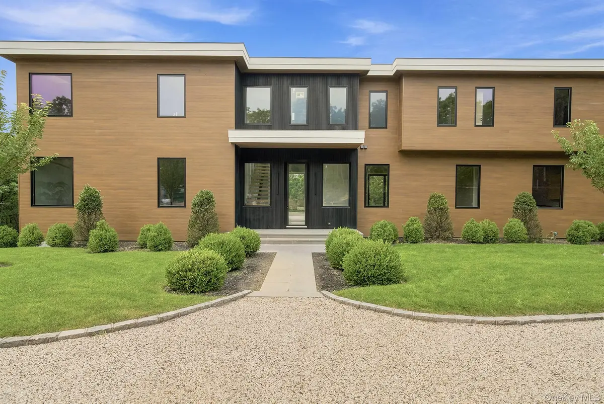 207 Middle Line HWY, Southampton, NY 11968