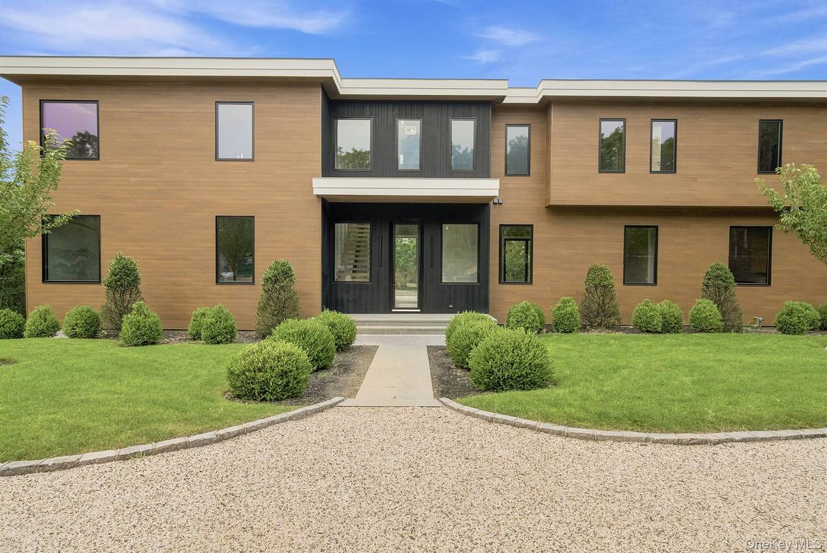 207 Middle Line HWY, Southampton, NY 11968