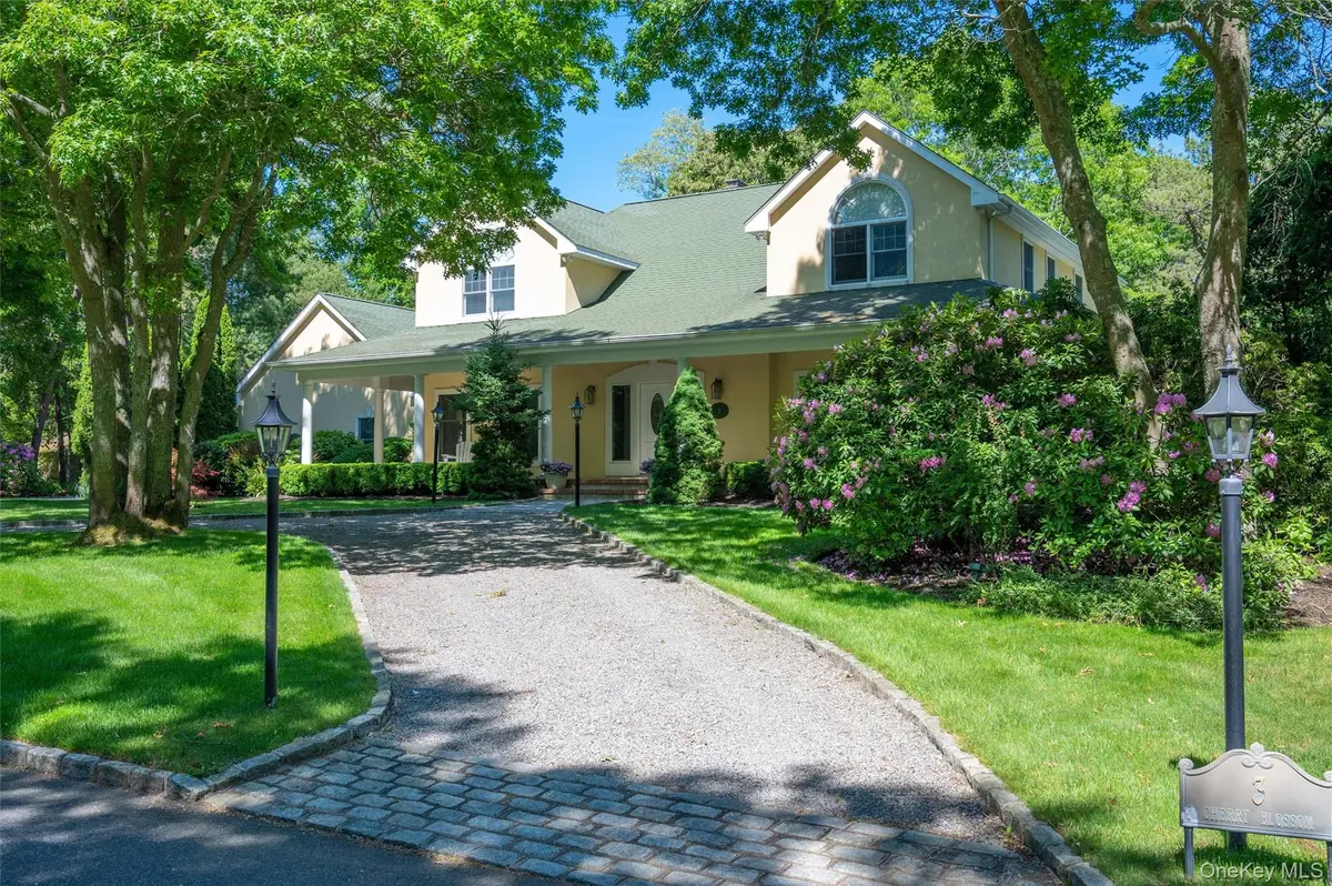 3 Cherry Blossom LN, East Quogue, NY 11942