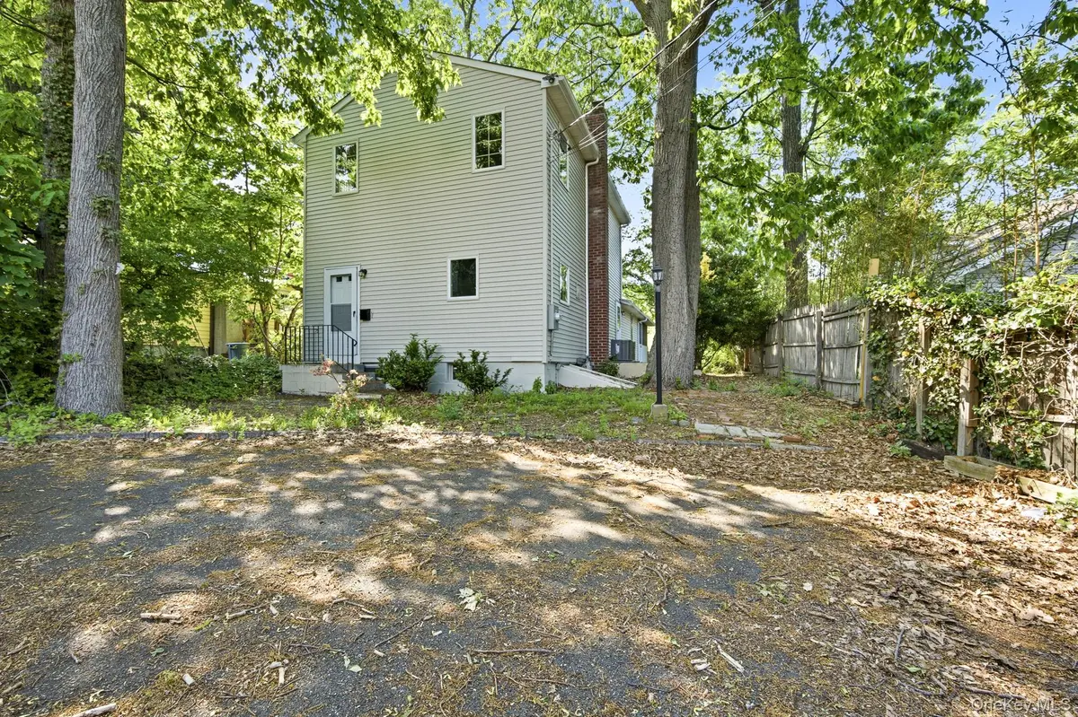 10 Woodland LN, Huntington, NY 11743