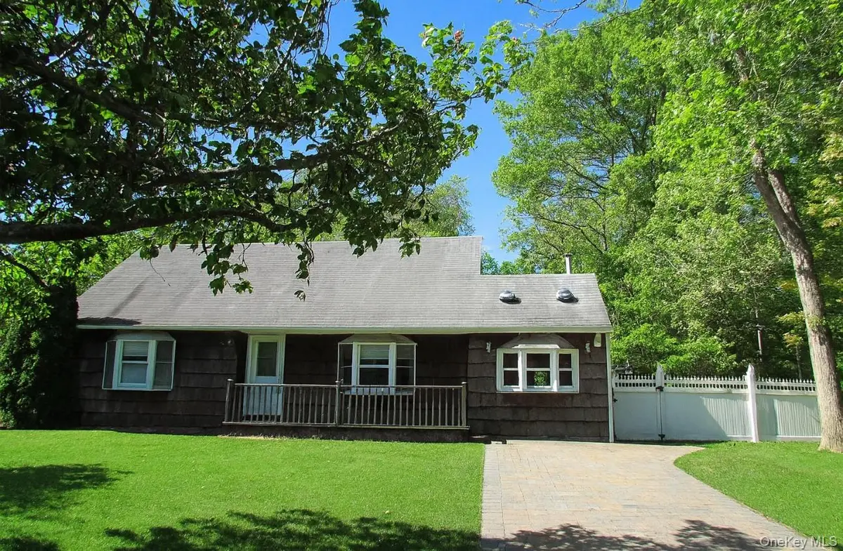 49 Highview LN, Ridge, NY 11961