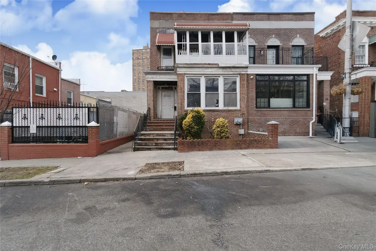 38 Stoddard PL, Brooklyn, NY 11225