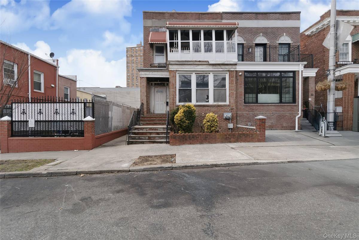 38 Stoddard PL, Brooklyn, NY 11225