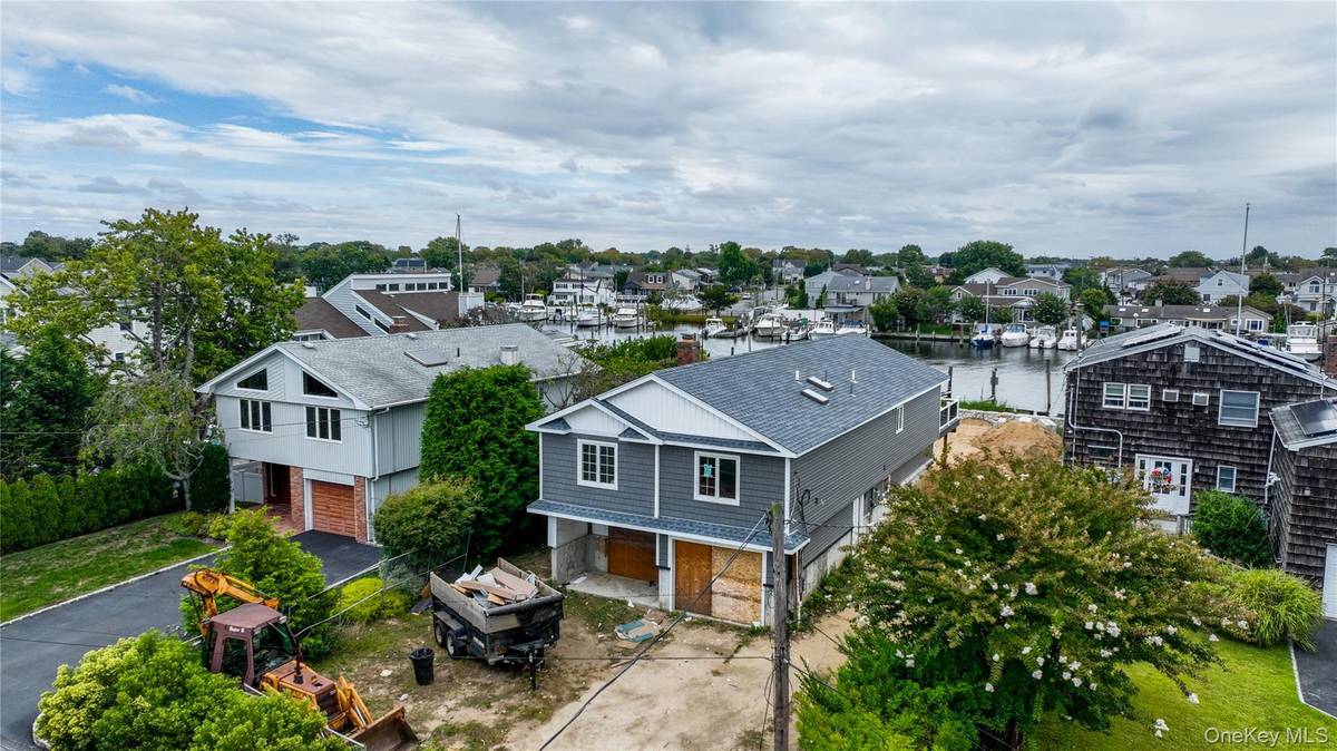 750 Shore WALK, Lindenhurst, NY 11757