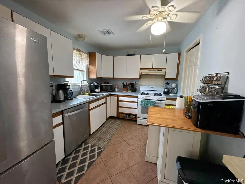 33 Muntz LN, Garnerville, NY 10923