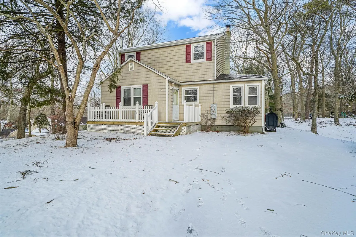 15 Beatrice DR, Shirley, NY 11967