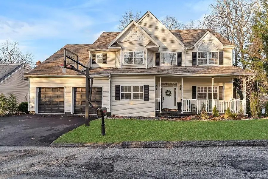 33 E Potter LN, Halesite, NY 11743