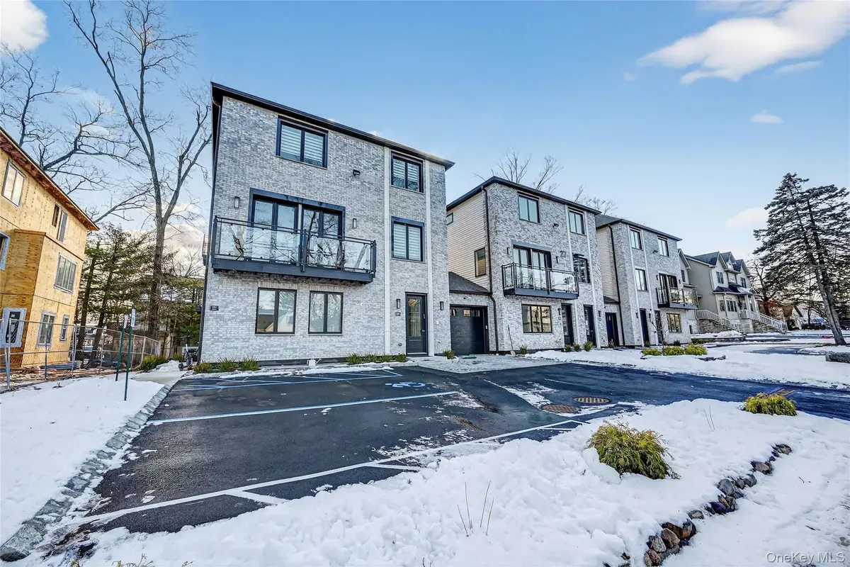 27 Ellish Pkwy #202, Spring Valley, NY 10977
