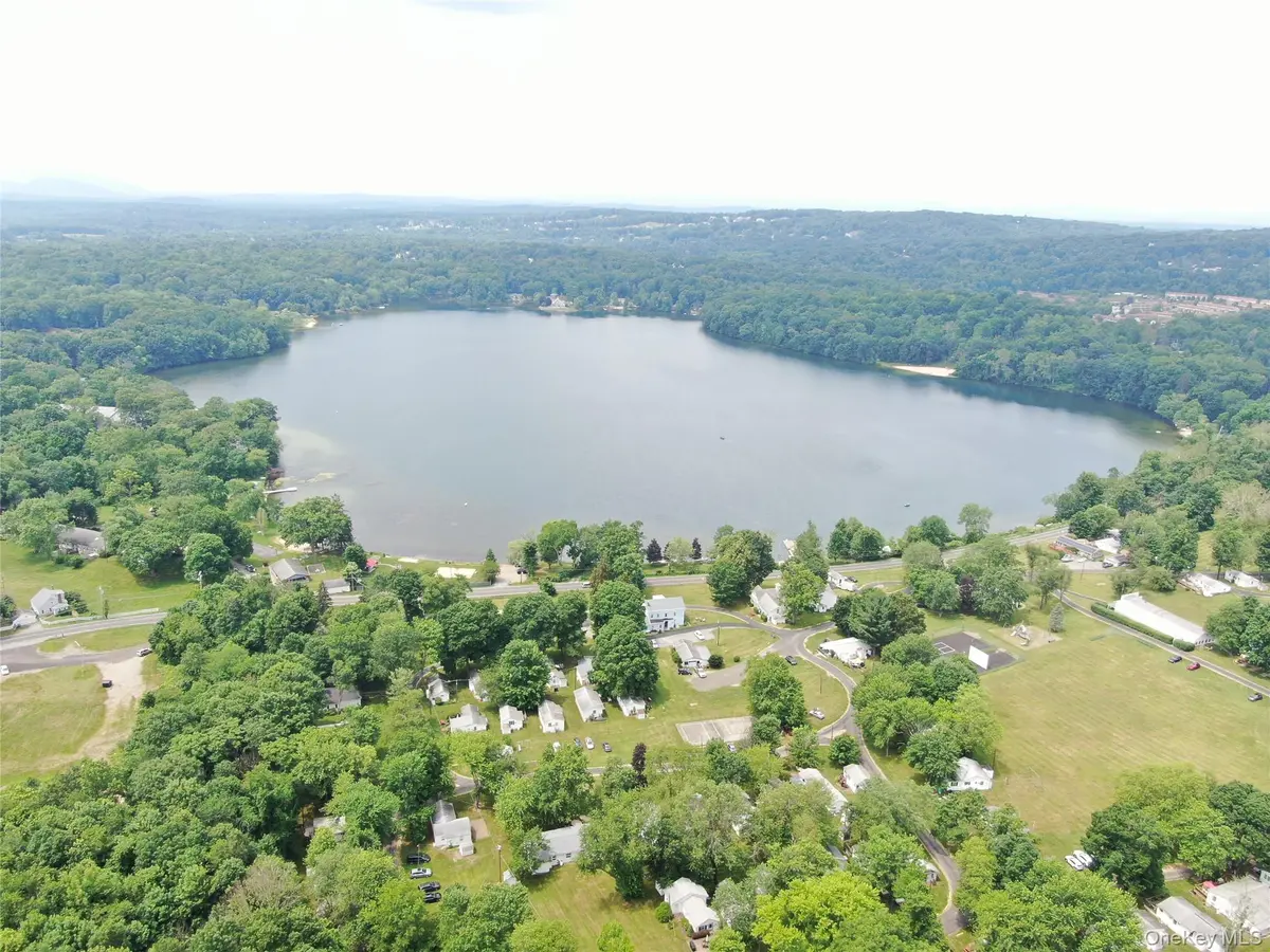 18 McDonnells LN, Hopewell Junction, NY 12533