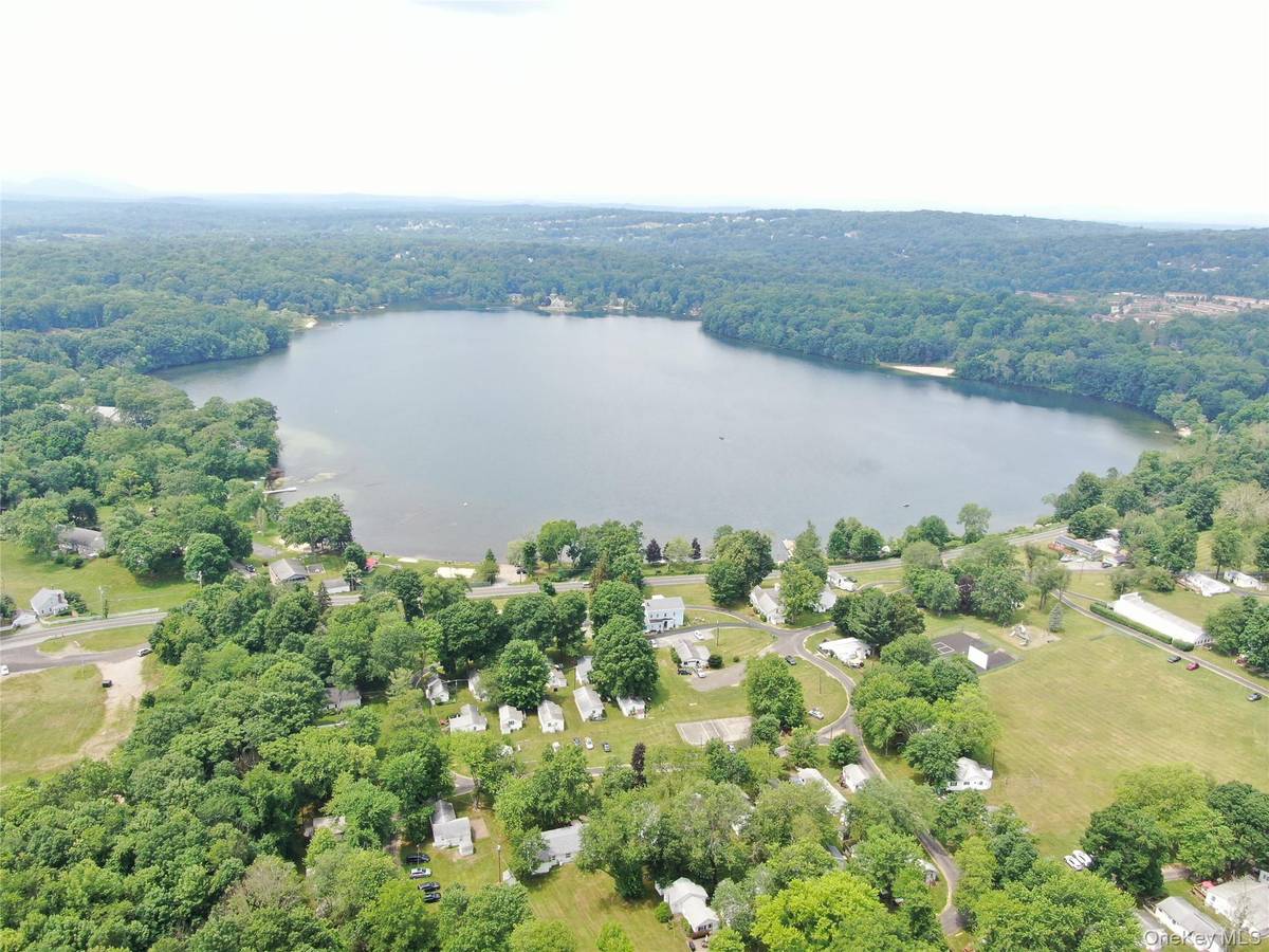 18 McDonnells LN, Hopewell Junction, NY 12533