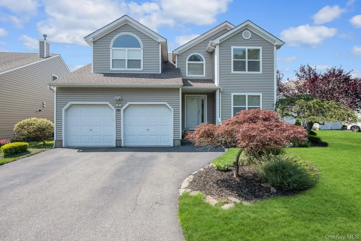 24 Spinnaker LN #24, East Patchogue, NY 11772