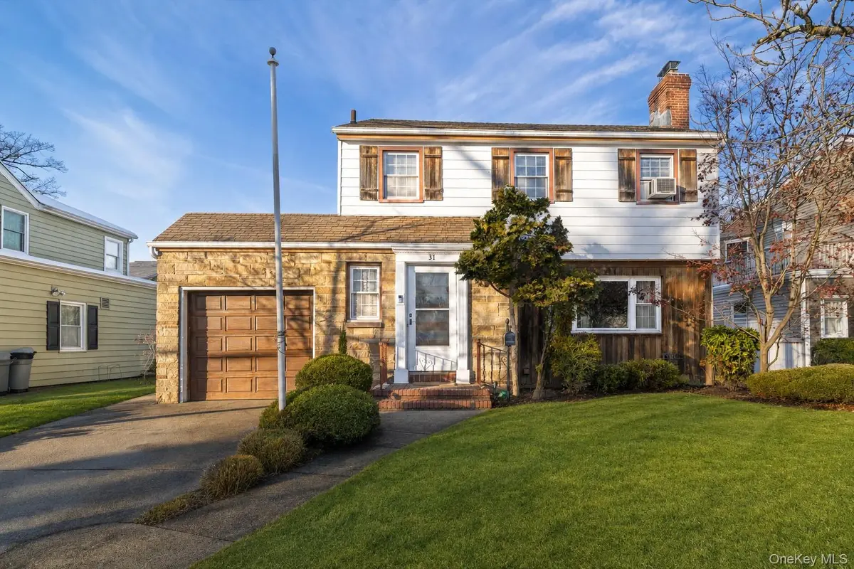 31 Alden CT, Malverne, NY 11565