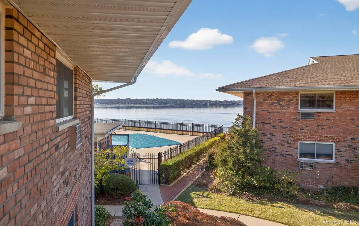 1 Toms Point LN #6J, Port Washington, NY 11050