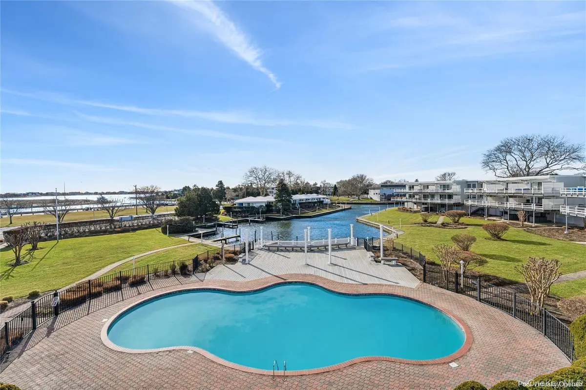 35 Library AVE #3L, Westhampton Beach, NY 11978