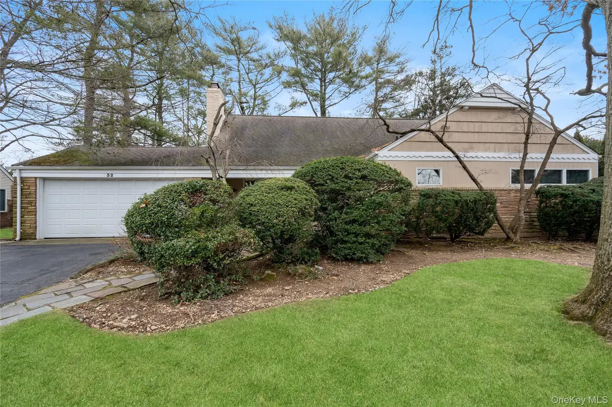 32 Arbor RD, East Hills, NY 11577