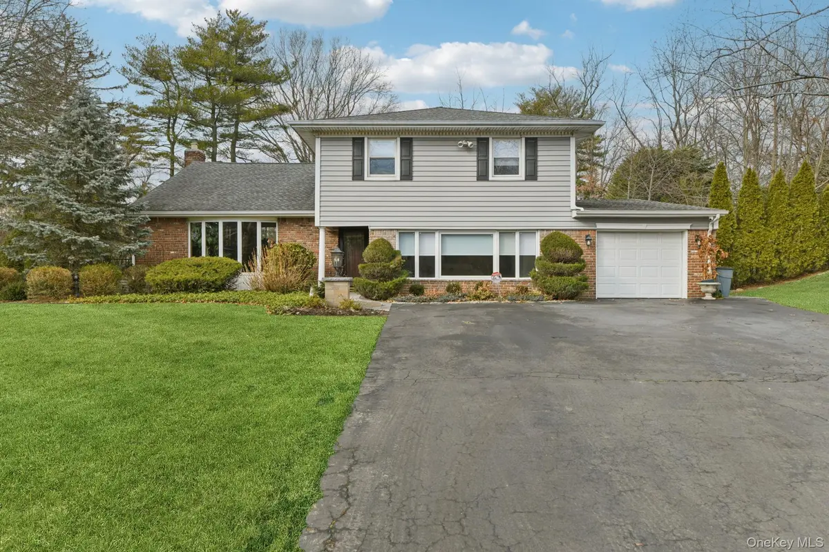 14 Fairway DR, Great Neck, NY 11020