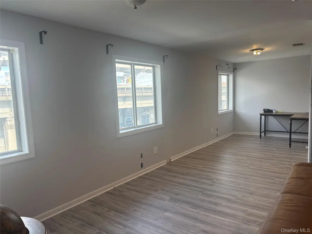 521 Oak ST, Copiague, NY 11726