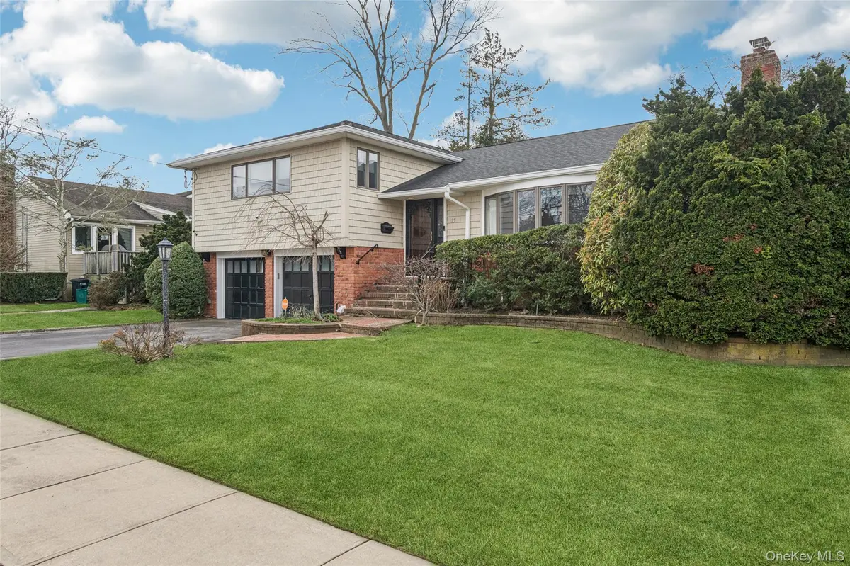 15 Baylis PL, Lynbrook, NY 11563