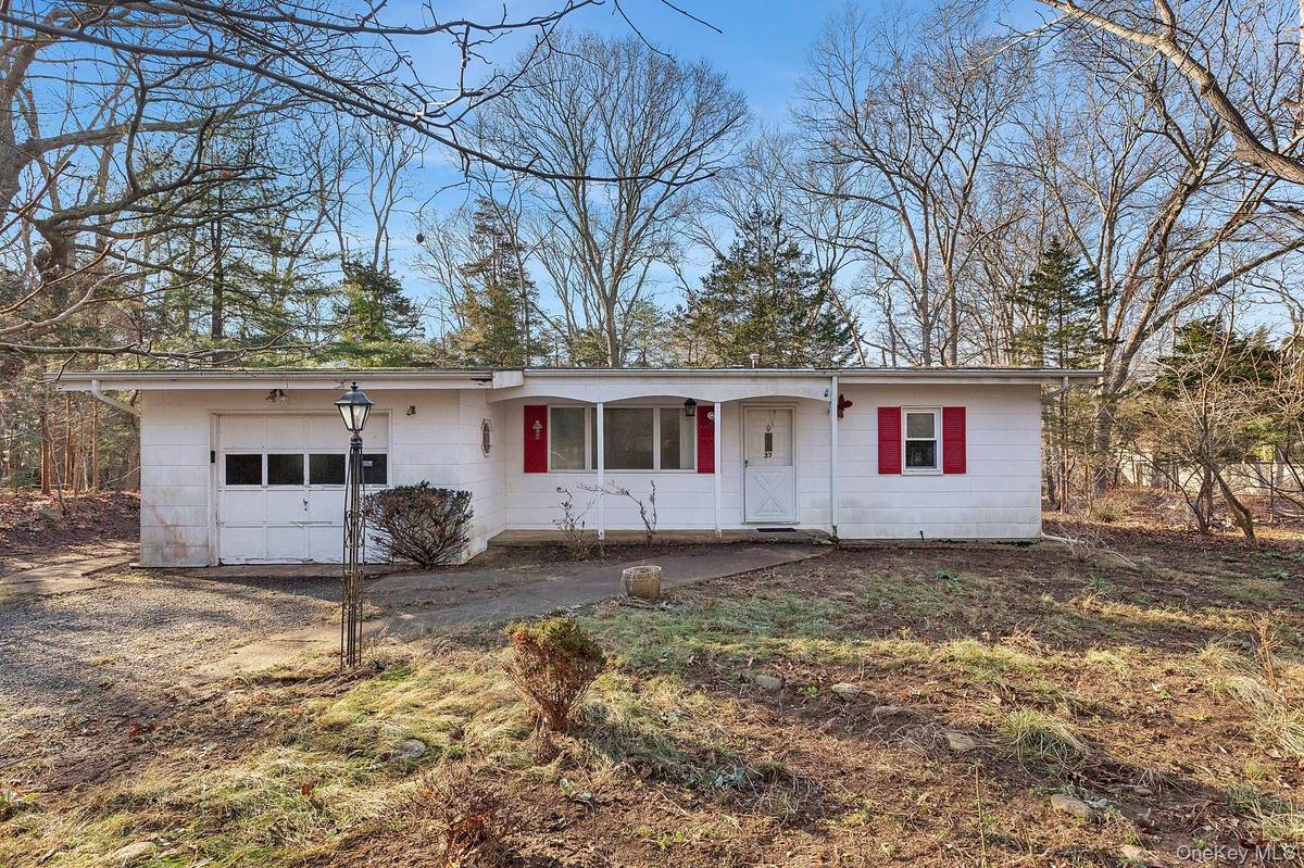 37 Cedar DR, Springs, NY 11937
