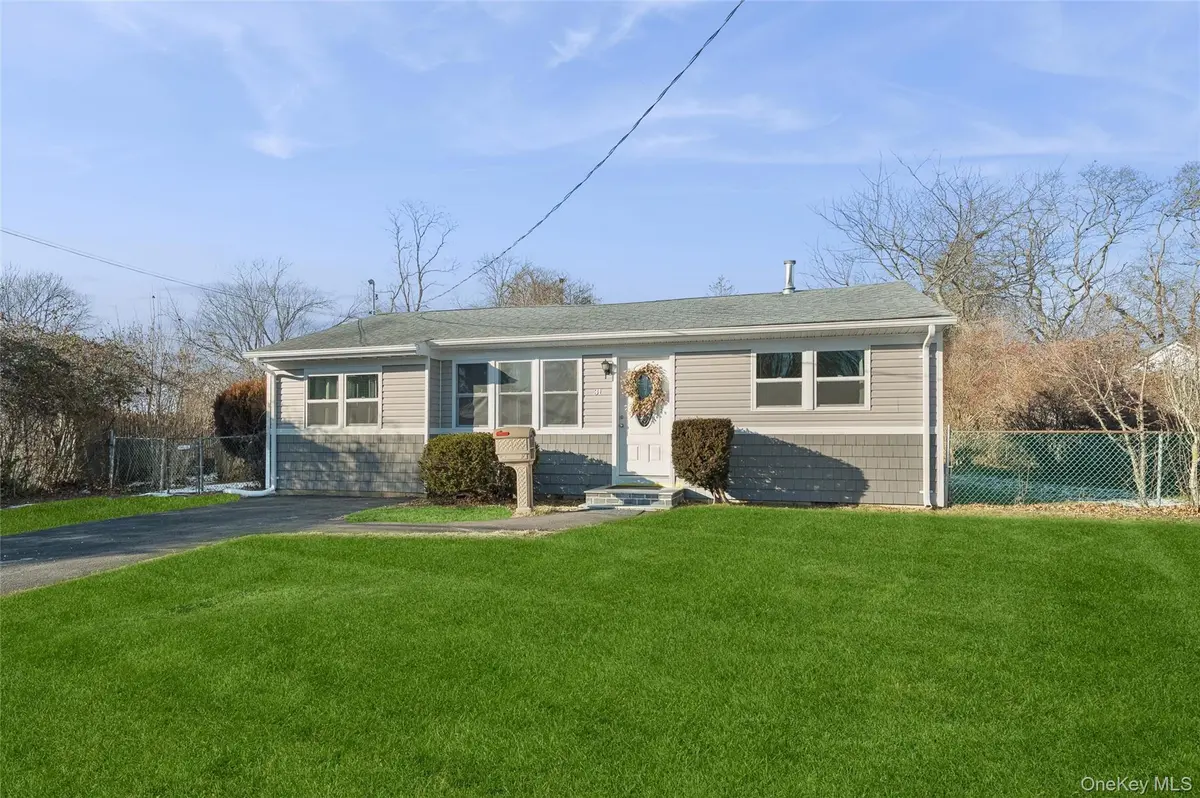 31 21st AVE, Bay Shore, NY 11706