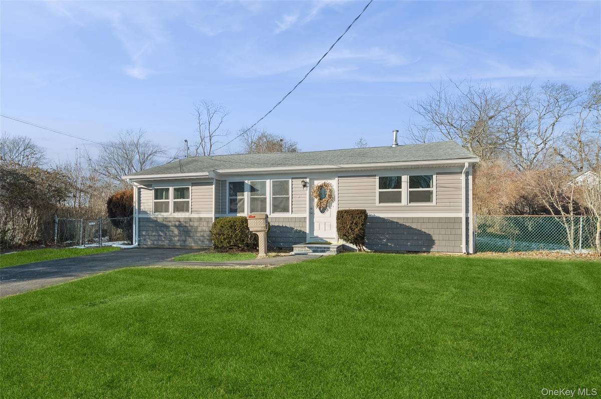 31 21st AVE, Bay Shore, NY 11706