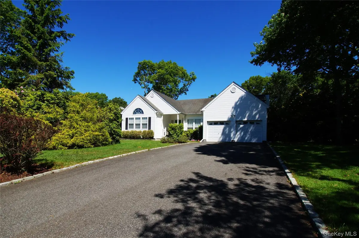 5 Wood Hollow DR, Westhampton, NY 11977