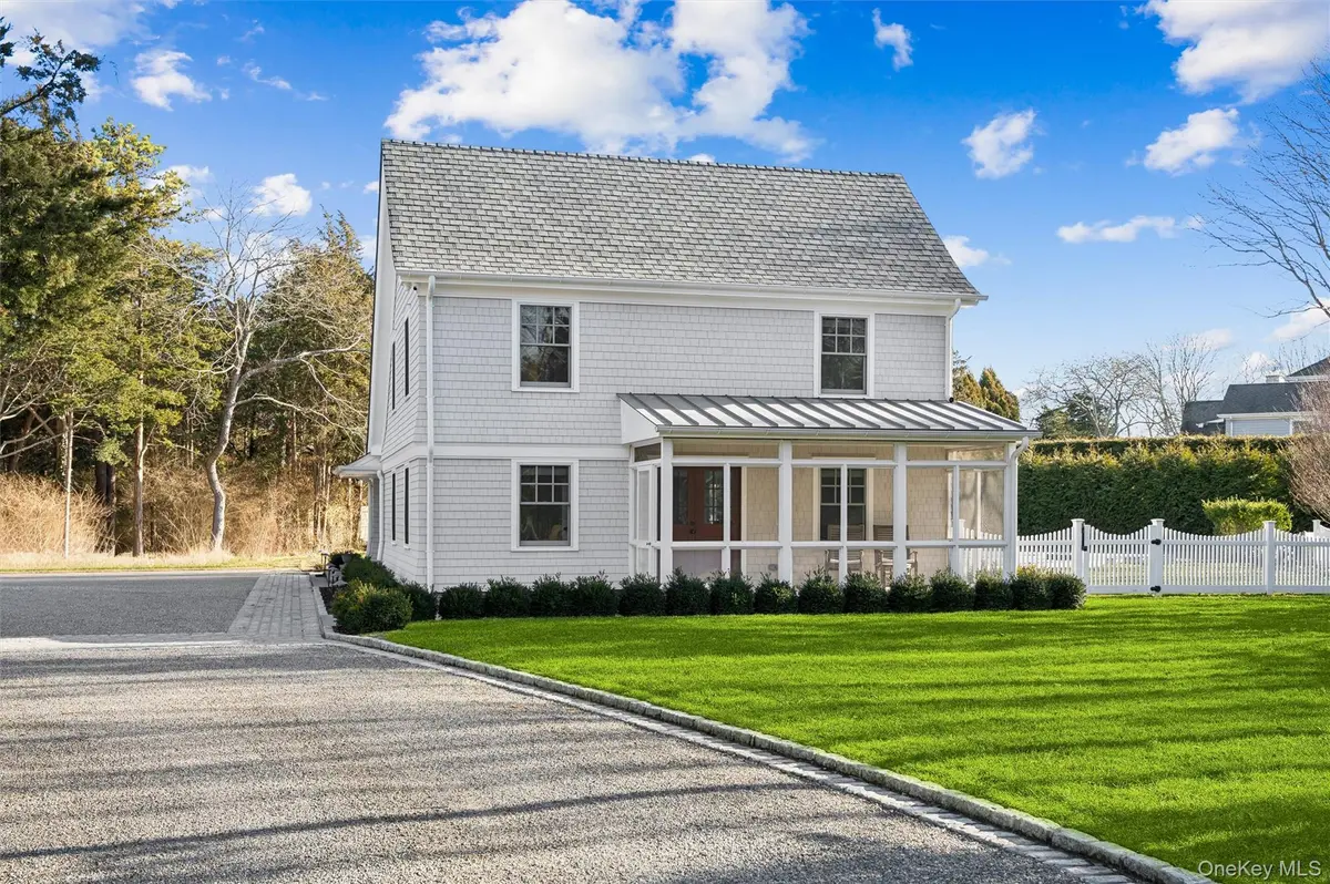 30 Club LN, Remsenburg, NY 11960
