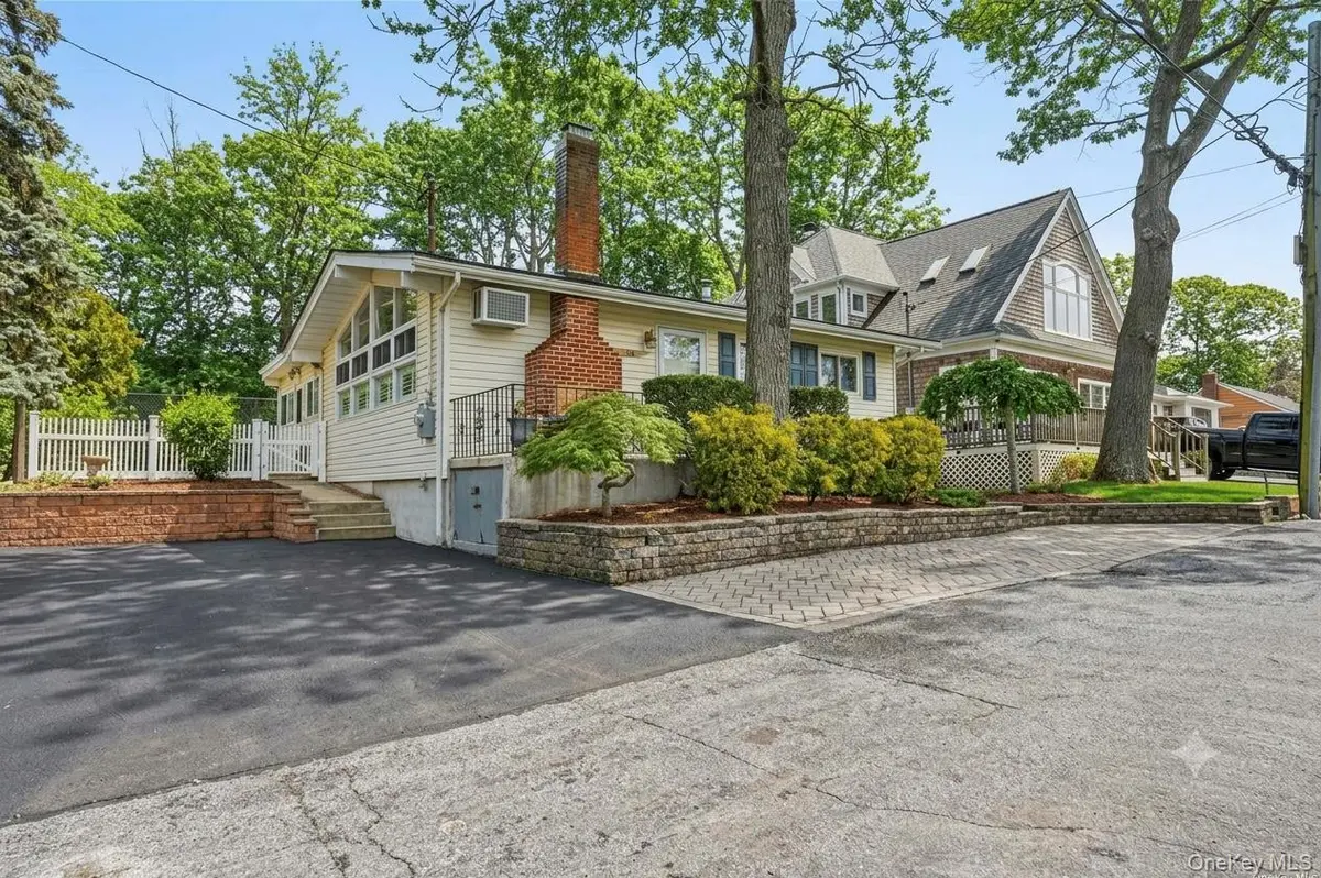 36 Oak LN, Wading River, NY 11792