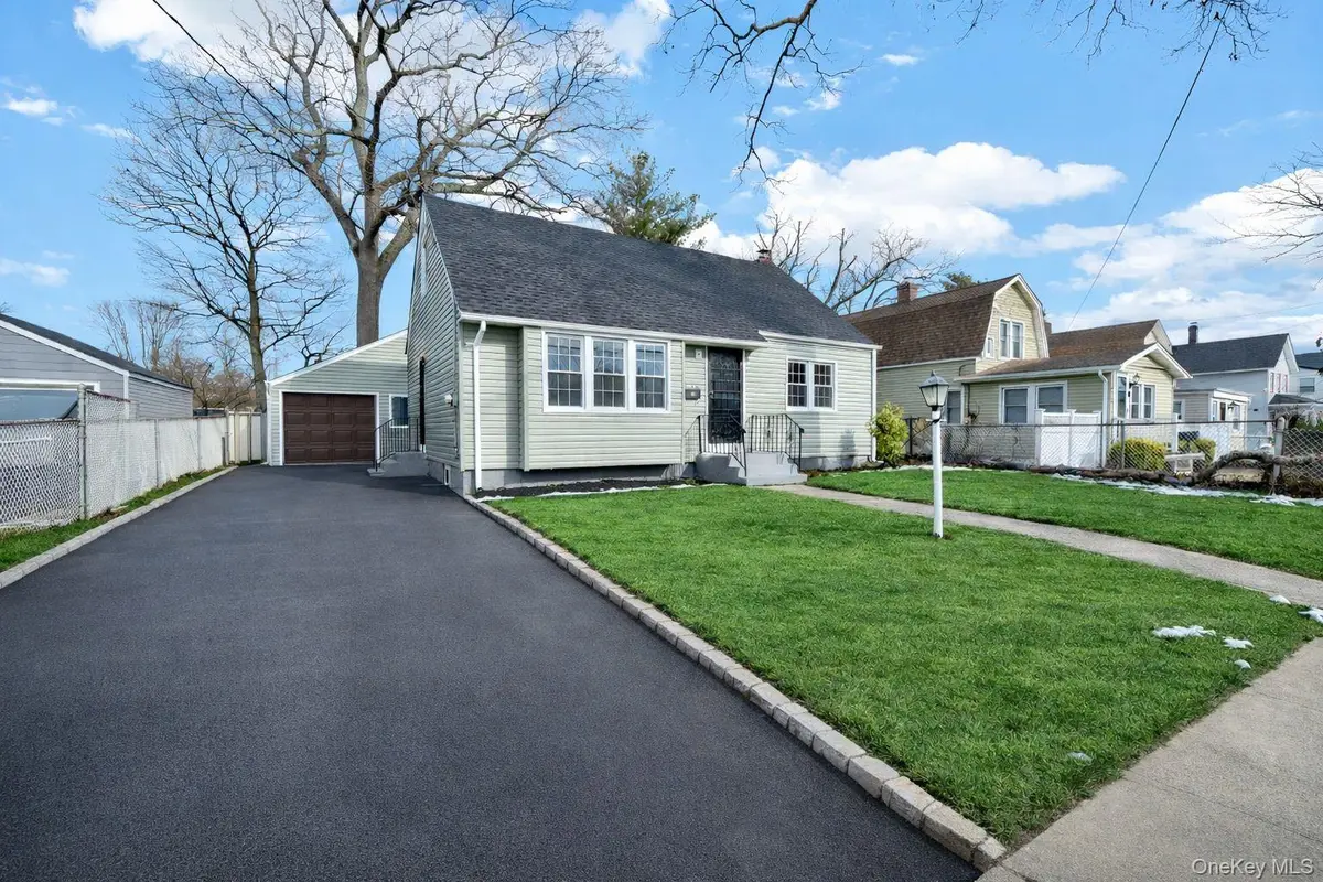 450 Rhodes LN, West Hempstead, NY 11552
