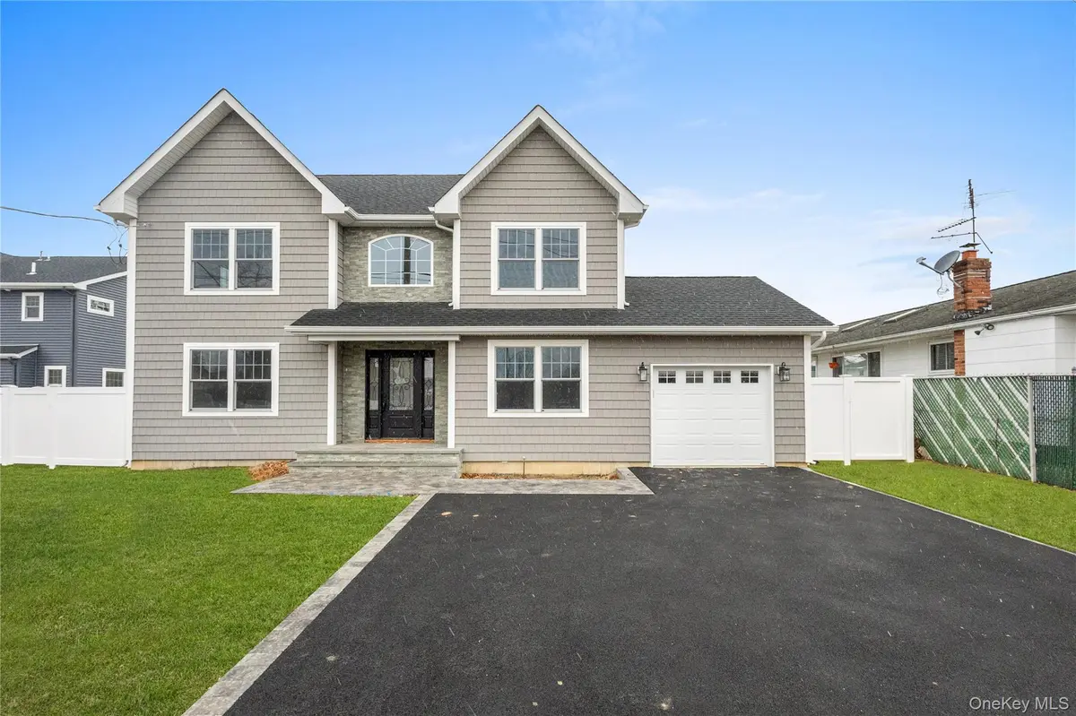 961 N Broadway, Massapequa, NY 11758