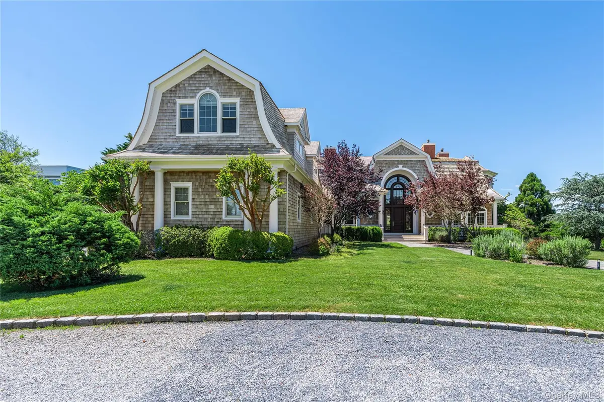 101 Jessup LN, Westhampton Beach, NY 11978