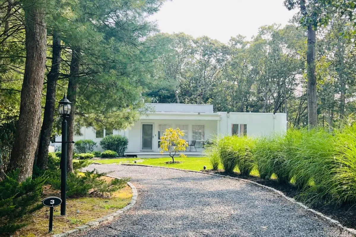 3 Southwood LN, Quogue, NY 11959