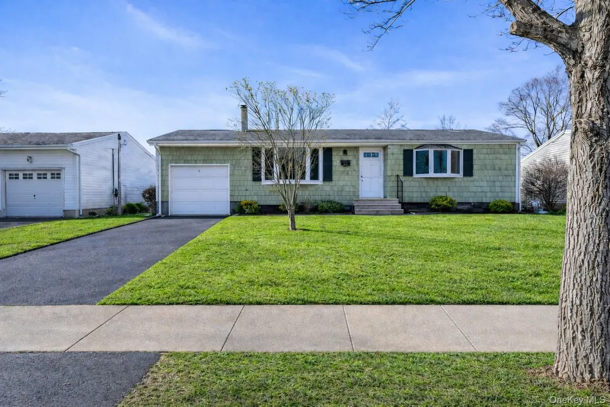 53 Calvert AVE, Commack, NY 11725