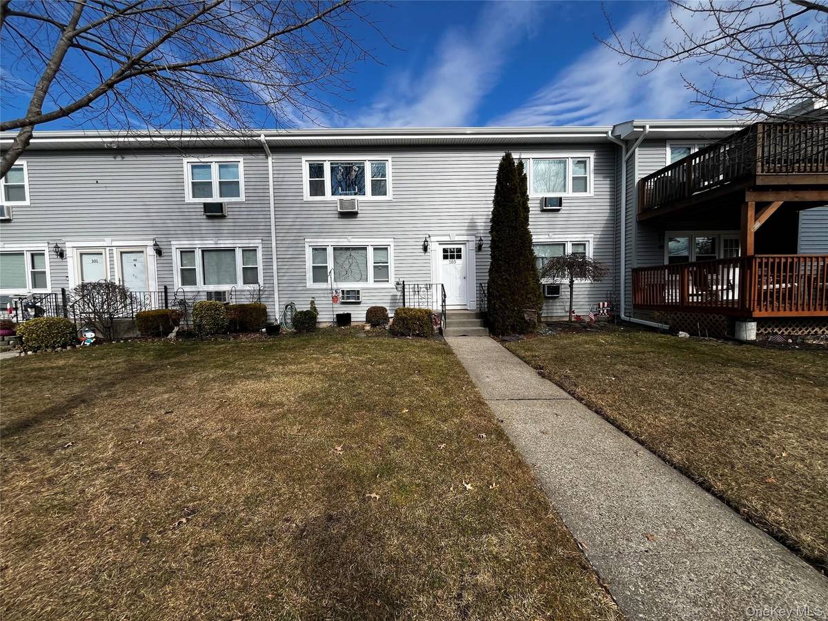 105 Finch LN #1B, Islip, NY 11751