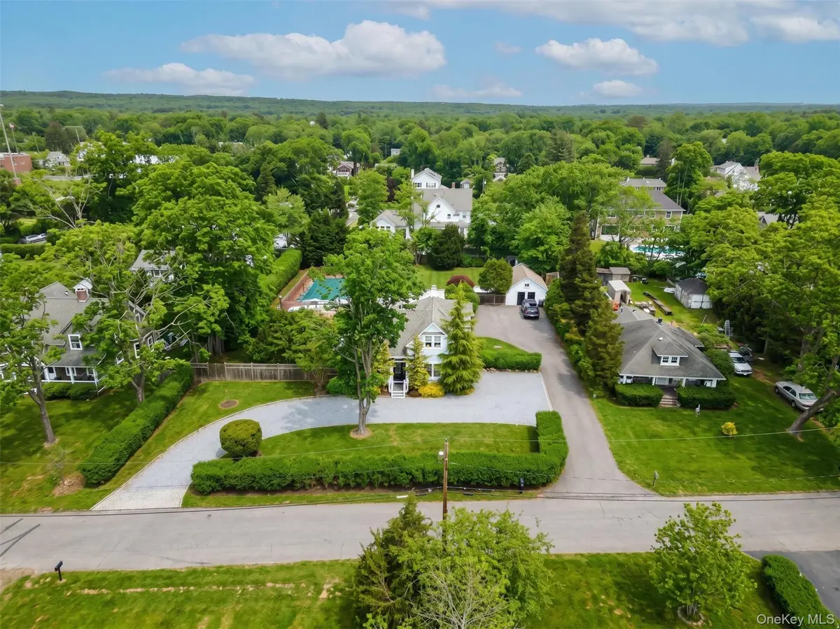 15 Walnut AVE, East Quogue, NY 11942