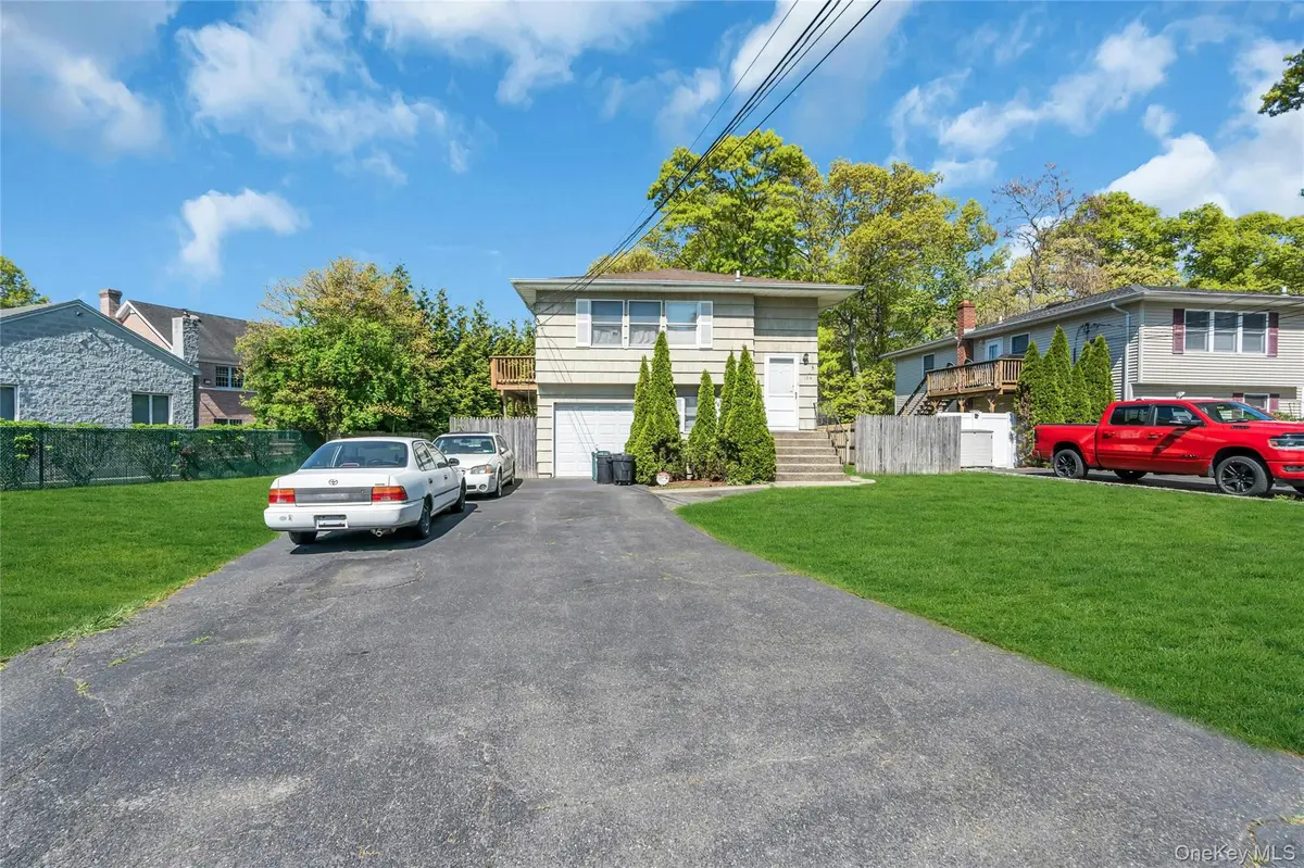 106 Summit DR, Smithtown, NY 11787