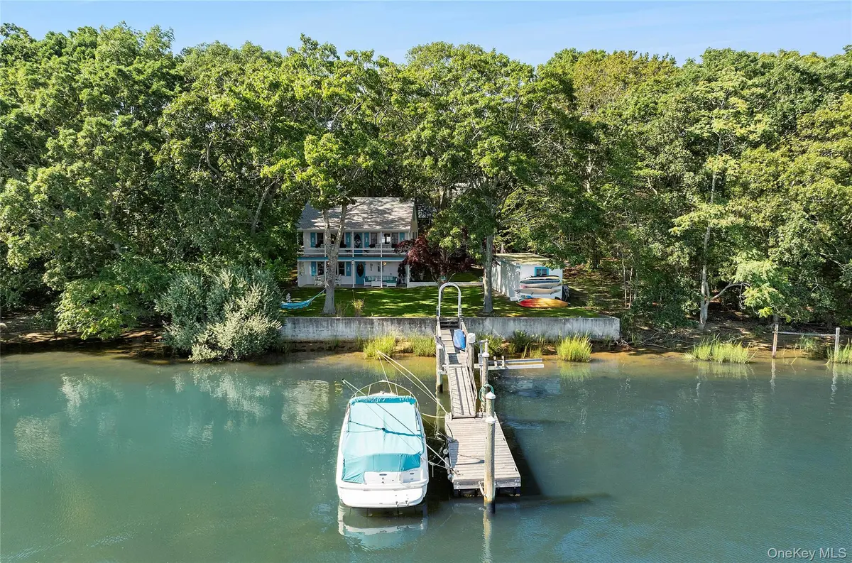 210 Redwood RD, Sag Harbor, NY 11963