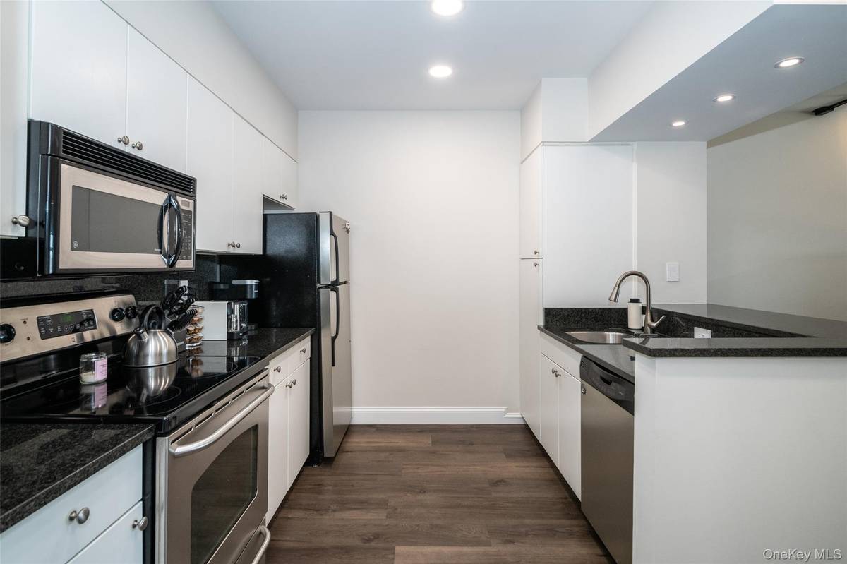 100 New Roc City Place #405, New Rochelle, NY 10801