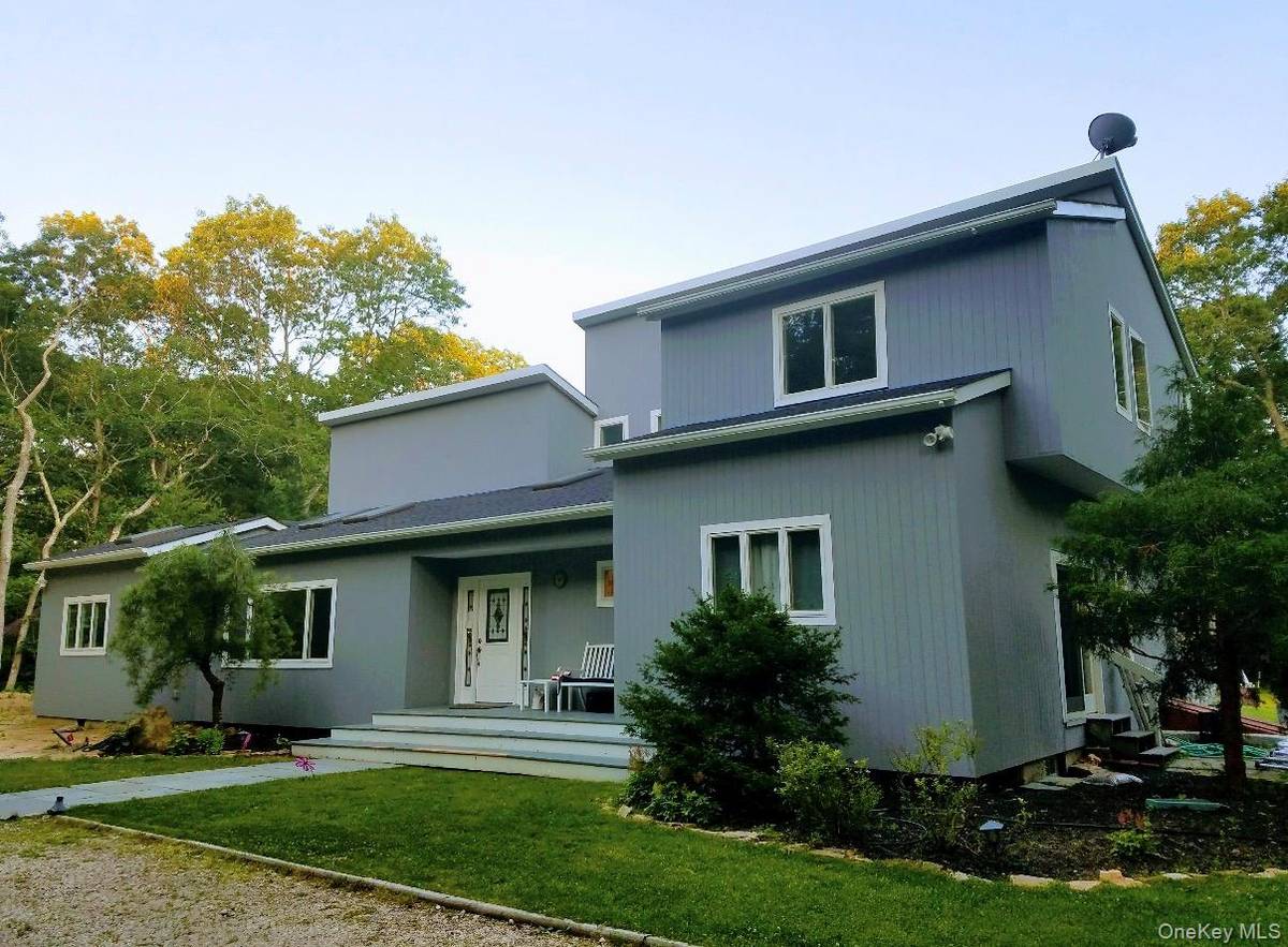 10 Skyes Neck CT, East Quogue, NY 11942
