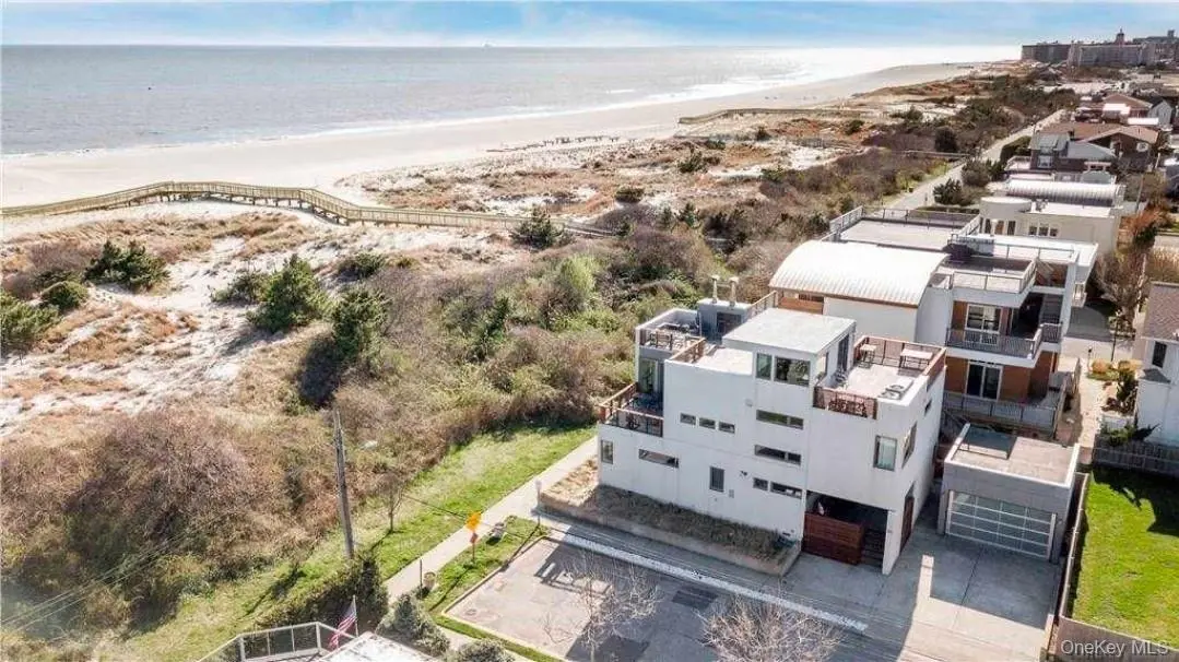 100 Nantwick ST, Lido Beach, NY 11561