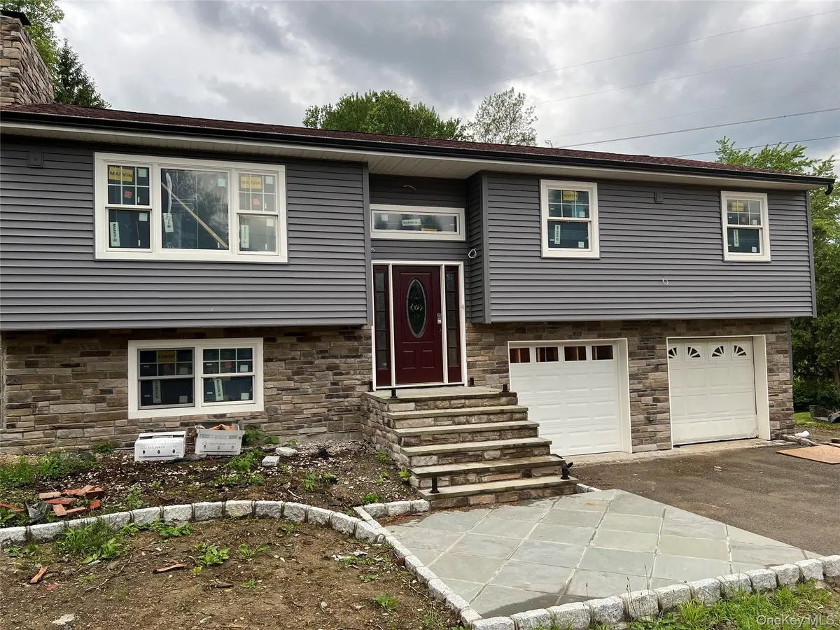 4 Glen CT, Poughkeepsie, NY 12603