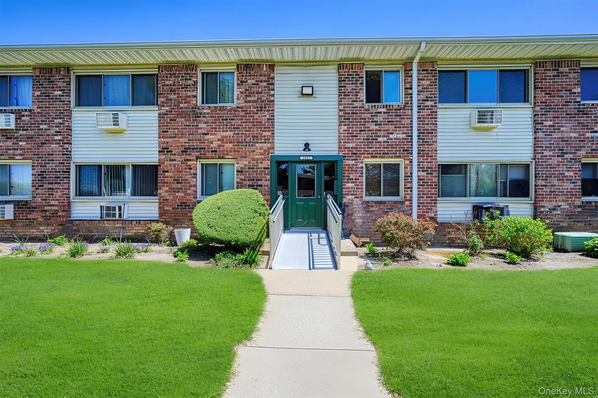 2449 UNION BLVD #33B, Islip, NY 11751