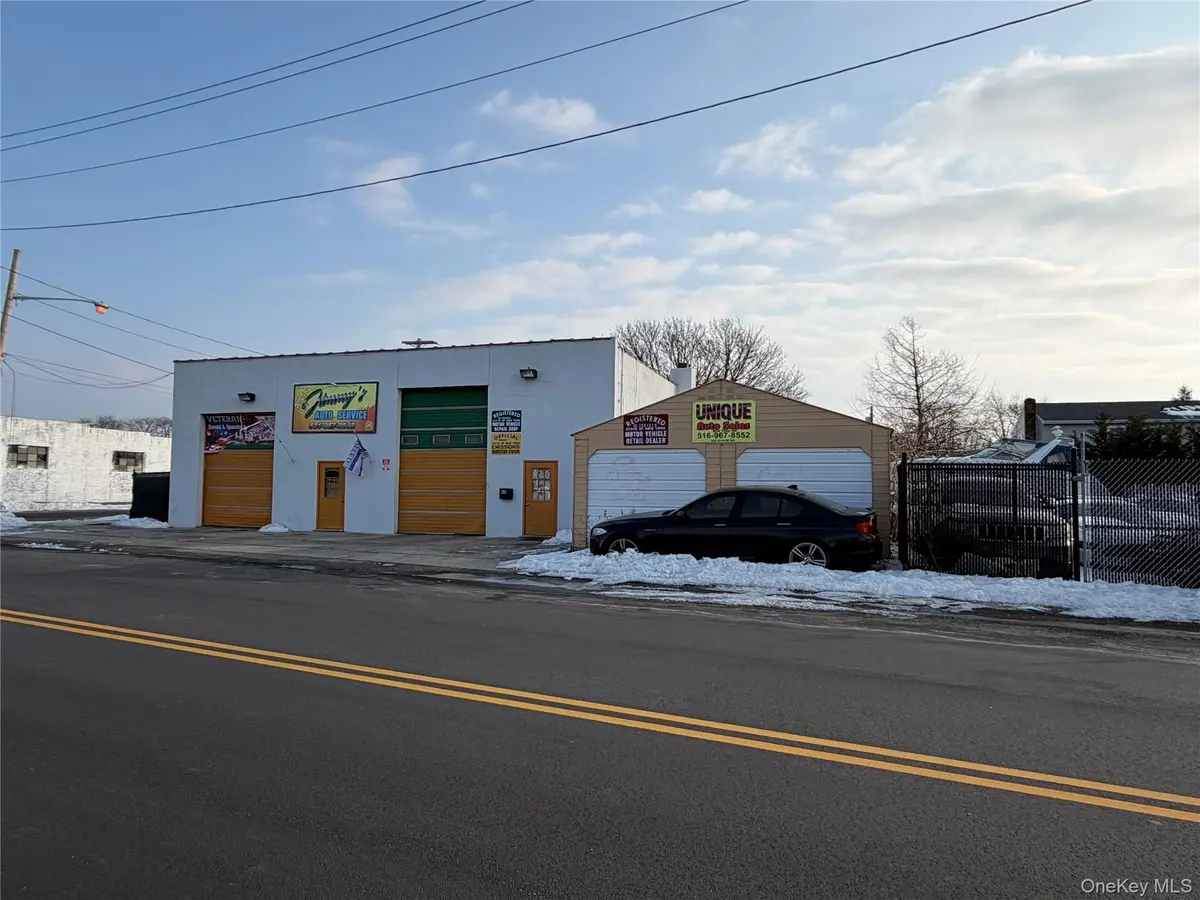 628 Shore RD, Lindenhurst, NY 11757