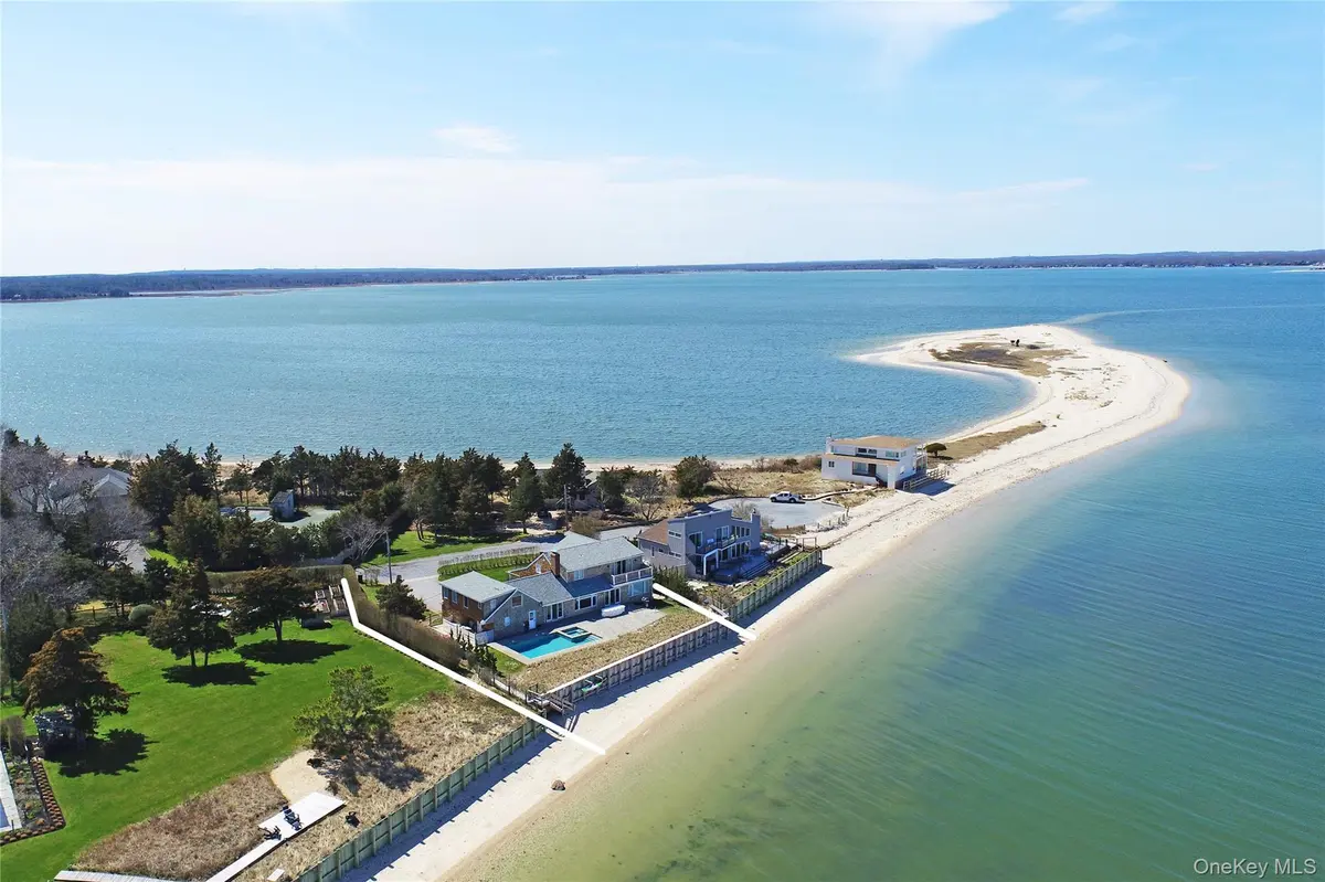 10 Barrett DR, Hampton Bays, NY 11946