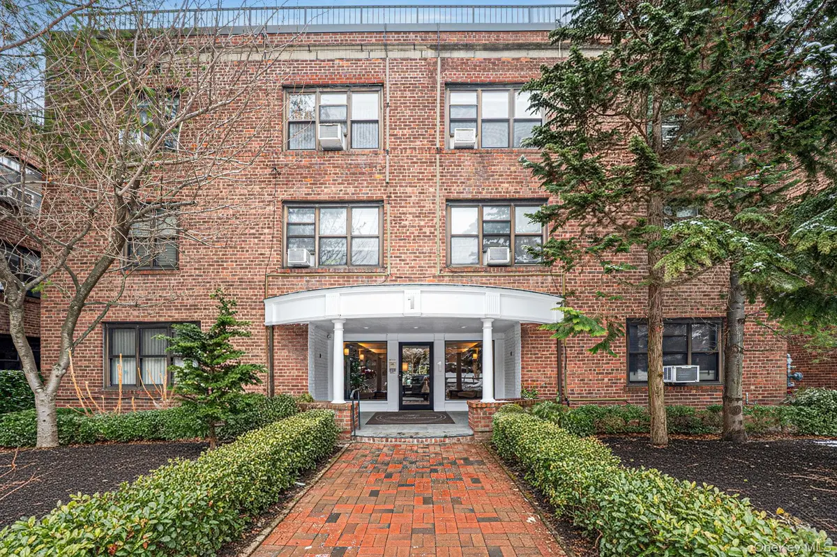 1 Town House PL #3H, Great Neck, NY 11021