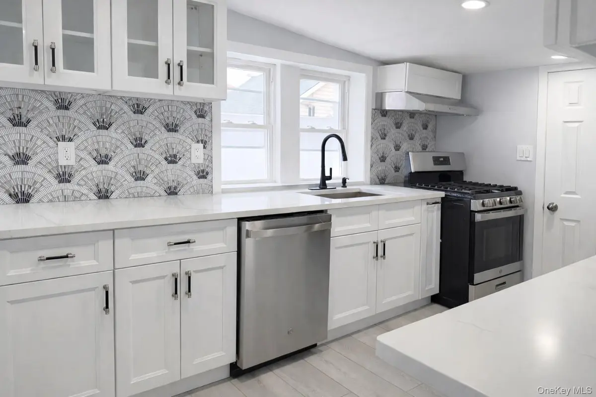 70 S Cottage ST, Valley Stream, NY 11580