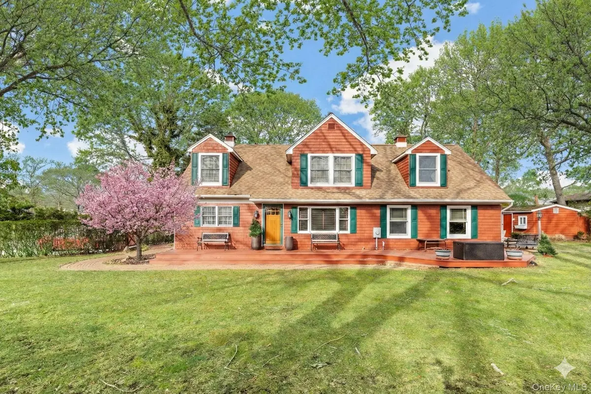 79 E Tiana RD, Hampton Bays, NY 11946